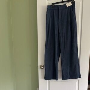 Hollister Women’s Navy Dress Pants Size L
NWT